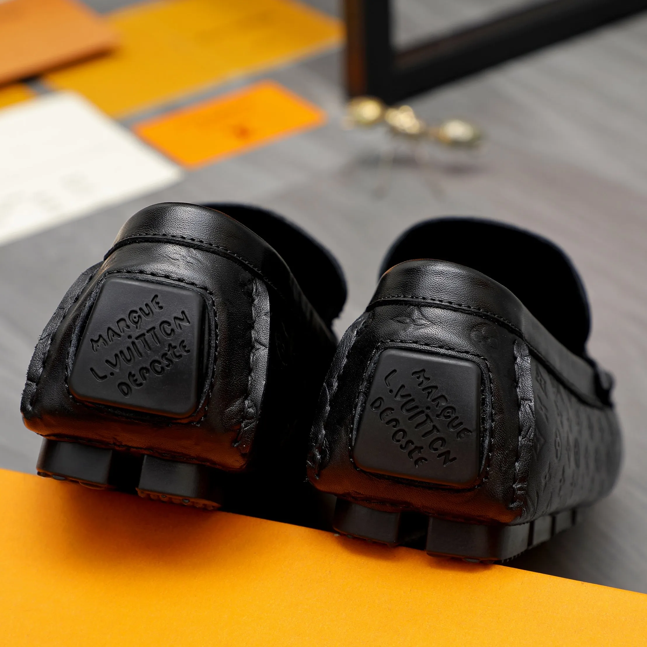 Men's shoes 💰400 Product trademark: LV "Louis Vuitton" casual slip-on shoes Regular size: 38-45 (45 is custom-made and non-returnable) Product materials: Selected cowhide embossed upper, pigskin lining, rubber outsole